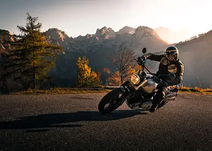 beyond-protection-how-gloves-enhance-grip-and-control-for-motorcyclists-904541-1714723617