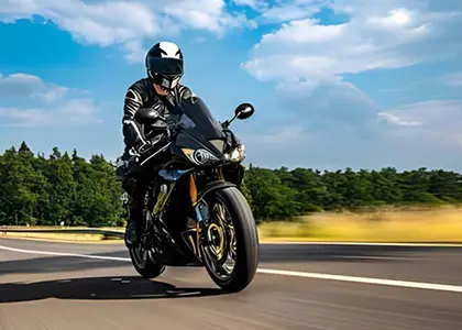 how-protective-mens-denim-shirt-are-revolutionizing-motorcycle-safety-820971-1714723705
