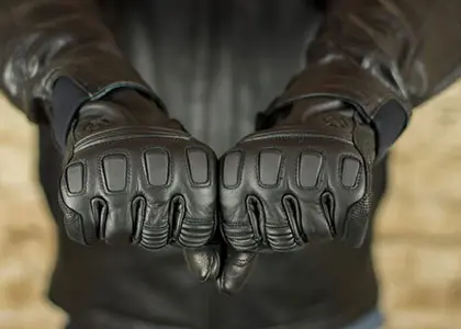 how-to-choose-the-right-leather-gloves-for-motorcycle-riding-401571-1714724668