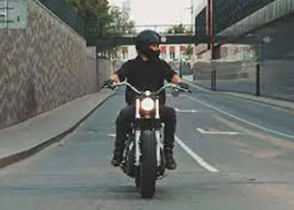 navigating-night-rides-enhancing-safety-with-reflective-gear-lighting-970442-1714724544
