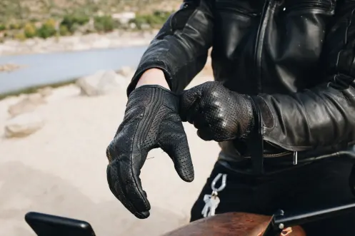 rugged-and-refined-the-allure-of-denim-and-leather-gloves-585624-1729492658