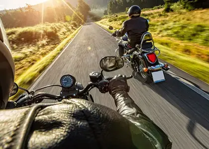 the-battle-of-the-gloves-leather-vs-denim-in-motorcycle-protective-gear-918114-1714723642